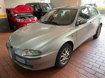 Alfa Romeo 147 1.6i 16V Twin Spark cat 5p. Distinc