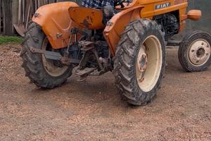 trattore fiat 250 targato e trivella con punta