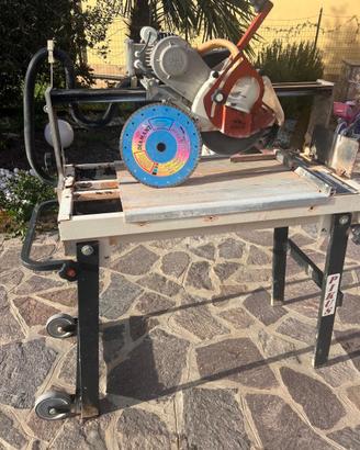 Segatrice a motore con carrello scorrevole