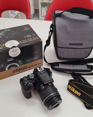 NIKON d5600 + obiettivo 18-55 VR Nikon + borsetta