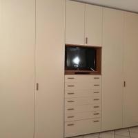 Armadio con cassettiera e vano tv