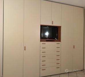 Armadio con cassettiera e vano tv