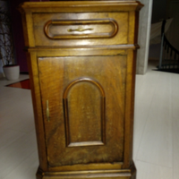 Antico comodino in legno massello