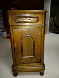Antico comodino in legno massello