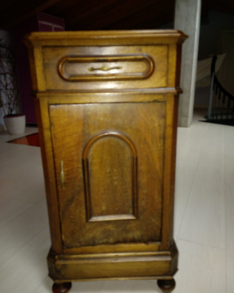 Antico comodino in legno massello