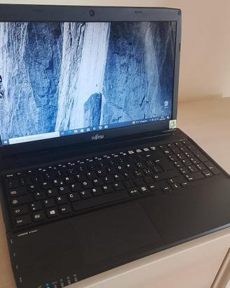Fujitsu 15.6" core i7/8gb/500gb/HDMI/usb3/win10