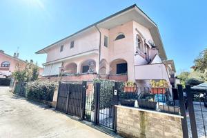 PORZIONE DI BIFAMILIARE A ROMA