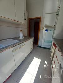 Cucina con elettrodomestici