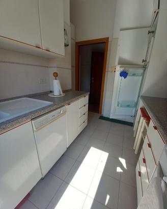 Cucina con elettrodomestici