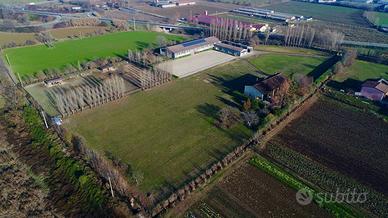 Attività / Licenza di 30000 m² con più di 5 locali