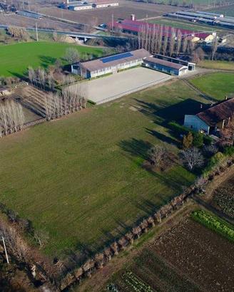 Attività / Licenza di 30000 m² con più di 5 locali
