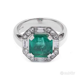 Anello in oro con smeraldo e diamanti