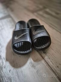 Ciabatte nere della nike