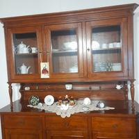 Mobile in legno con vetrate