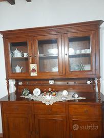 Mobile in legno con vetrate