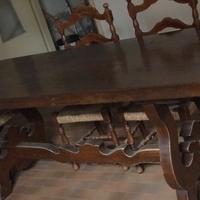 Tavolo in noce e sedie