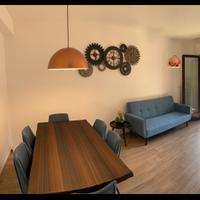 Divano letto e sei sedie per soggiorno