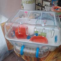 Gabbietta con accessori per criceti 