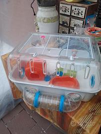 Gabbietta con accessori per criceti 