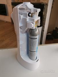 gasatore acqua e due bottiglie 