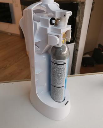 gasatore acqua e due bottiglie 
