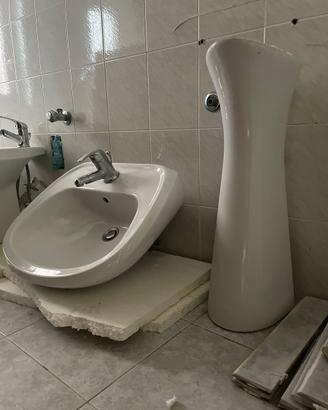Sanitari : Lavandino con piantana, wc e bidet