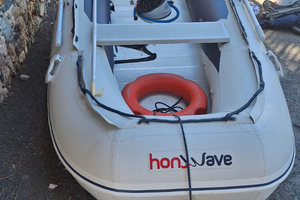 Gommone nautico accessoriato di ruote