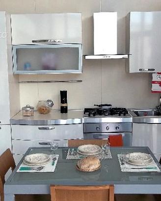 Cucina componiblie mobili esposizione