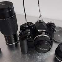 macchina fotografica Nikon FE2 nera