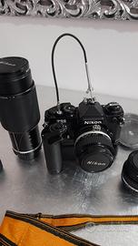 macchina fotografica Nikon FE2 nera