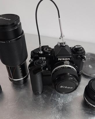 macchina fotografica Nikon FE2 nera