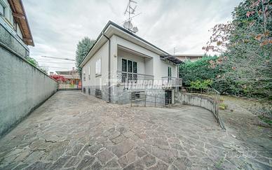 Villa indipendente libera su quattro lati con giar