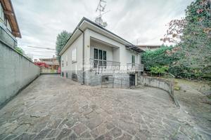 Villa indipendente libera su quattro lati con giar