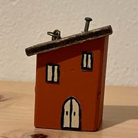 Portachiavi in legno a forma di casetta