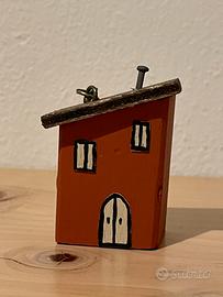 Portachiavi in legno a forma di casetta