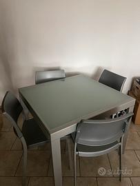 Tavolo in vetro allungabile