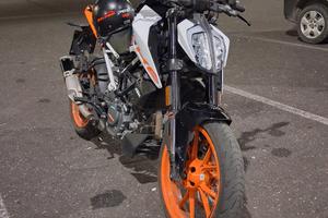 Ktm duke 125 2023 bianco e arancione 