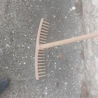 rastrello tutto legno 20 denti  con manico