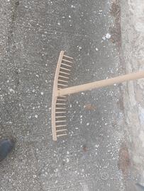 rastrello tutto legno 20 denti  con manico