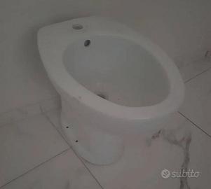 Set WC + Bidè con Coperchio – Eleganza e Comfort  