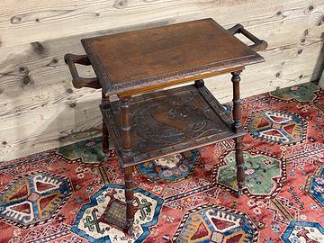 Tavolino intagliato in noce