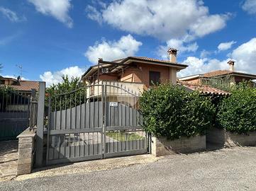 VILLA A SCHIERA A CIAMPINO