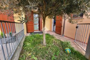 VILLA A SCHIERA A RUSSI