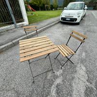 Seti di tavoli e sedie
