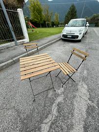 Seti di tavoli e sedie