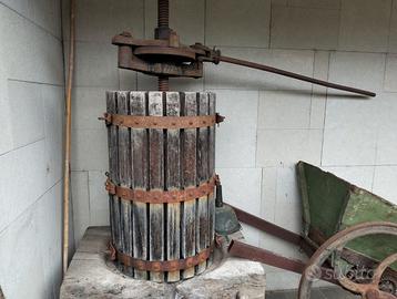 Torchio per uva antico