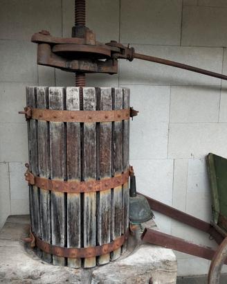 Torchio per uva antico