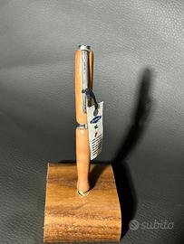 Penna artigianale in legno lavorata al tornio