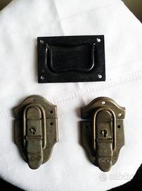 Due serrature con maniglia