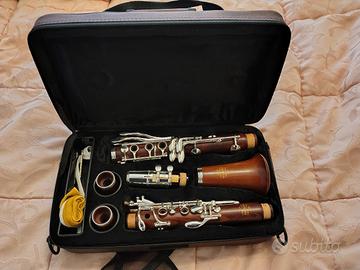 Clarinetto in legno 18 chiavi argentate.